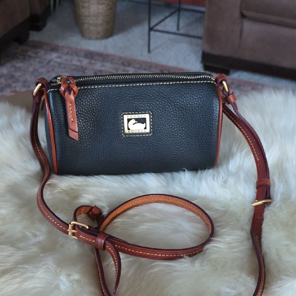 Adorable Dooney & Bourke Black Leather Small Barrel Crossbody Bag 🖤🎁🤎